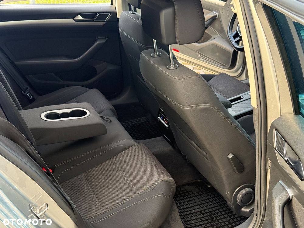 Volkswagen Passat - 11