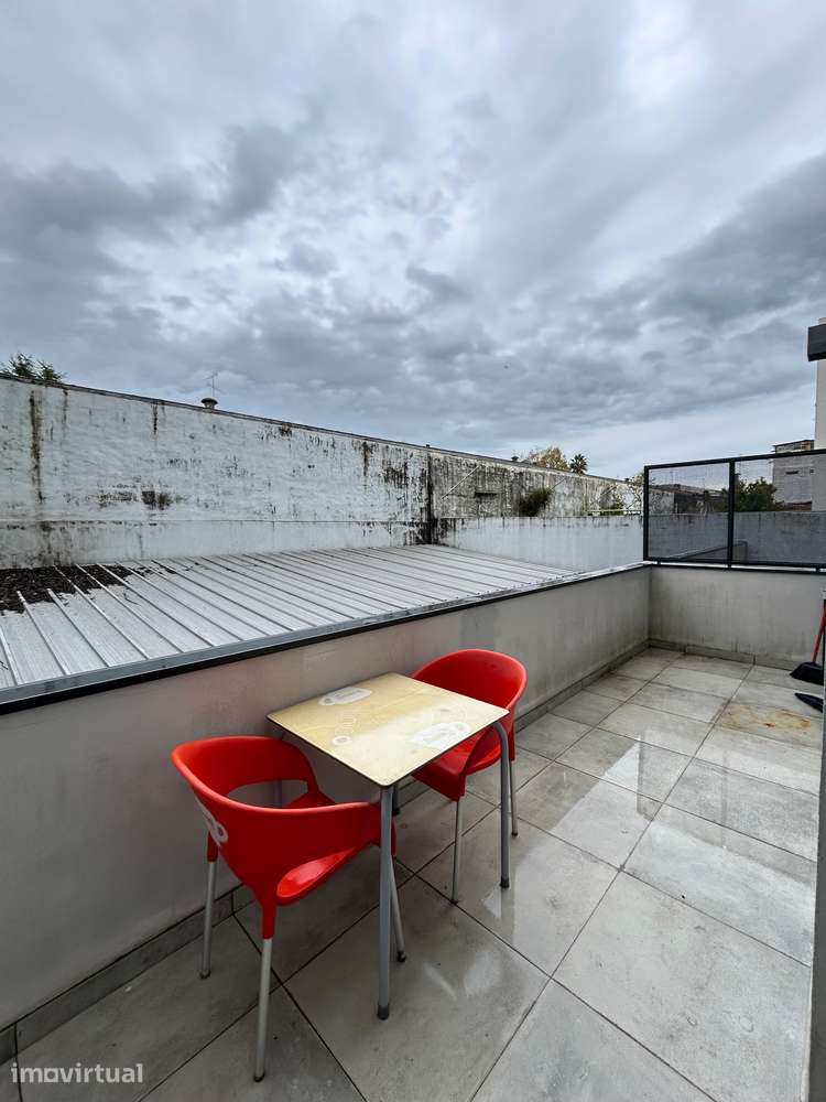 T1 Mobilado c/ Terraço privado, c/Depósito, próximo ao Centro de Braga - Grande imagem: 2/17