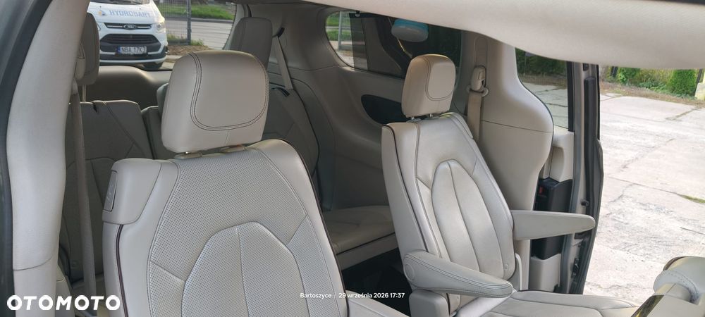 Chrysler Pacifica - 16