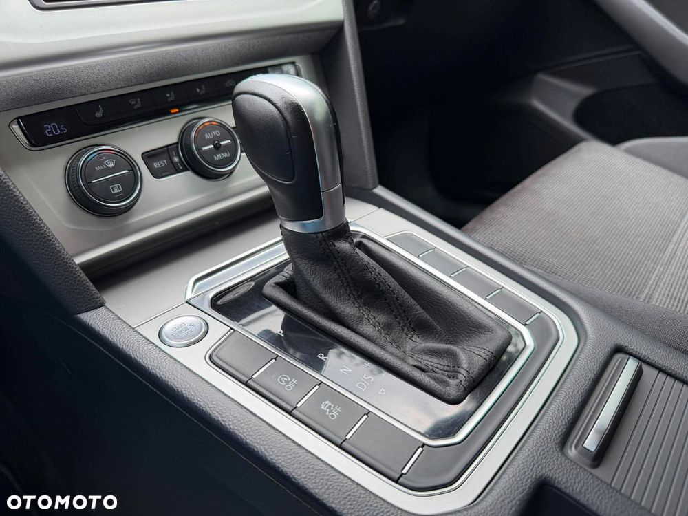 Volkswagen Passat Variant 2.0 TDI SCR DSG Highline - 25