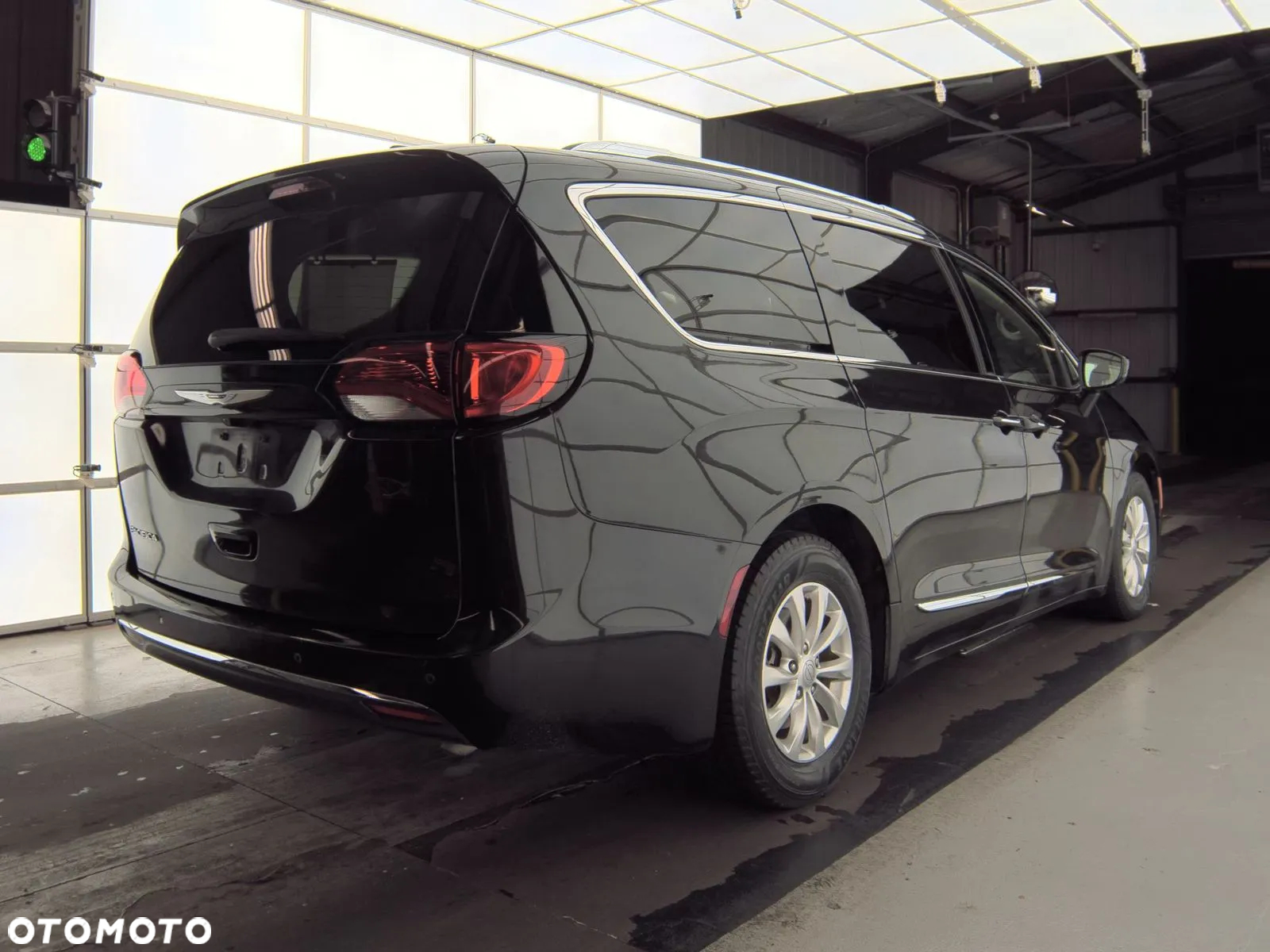 Chrysler Pacifica - 4