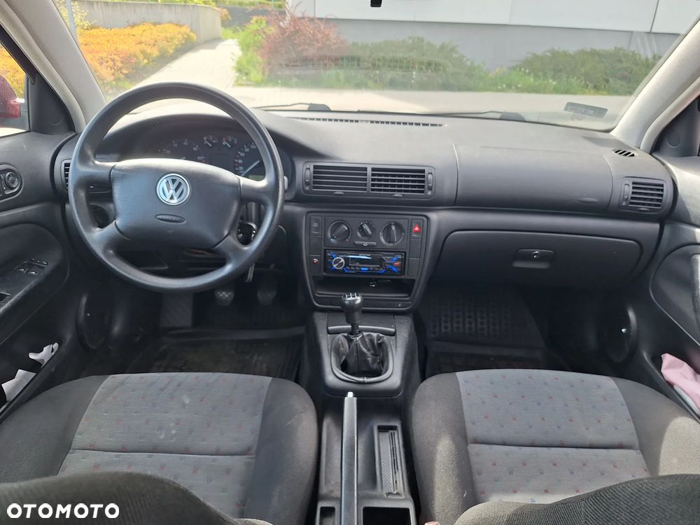 Volkswagen Passat 1.6 CL - 11