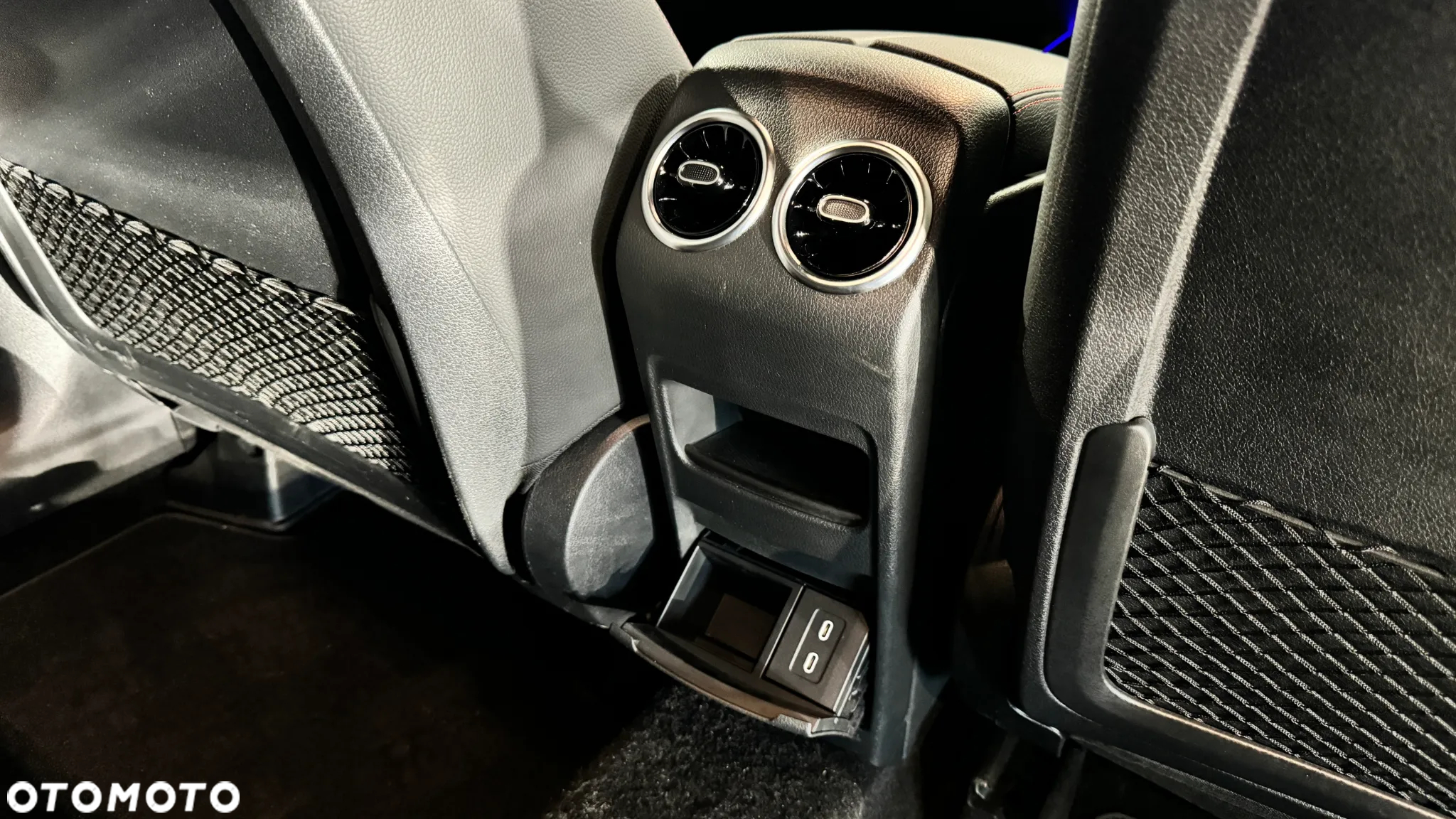 Mercedes-Benz GLB 200 AMG Line 7G-DCT - 36
