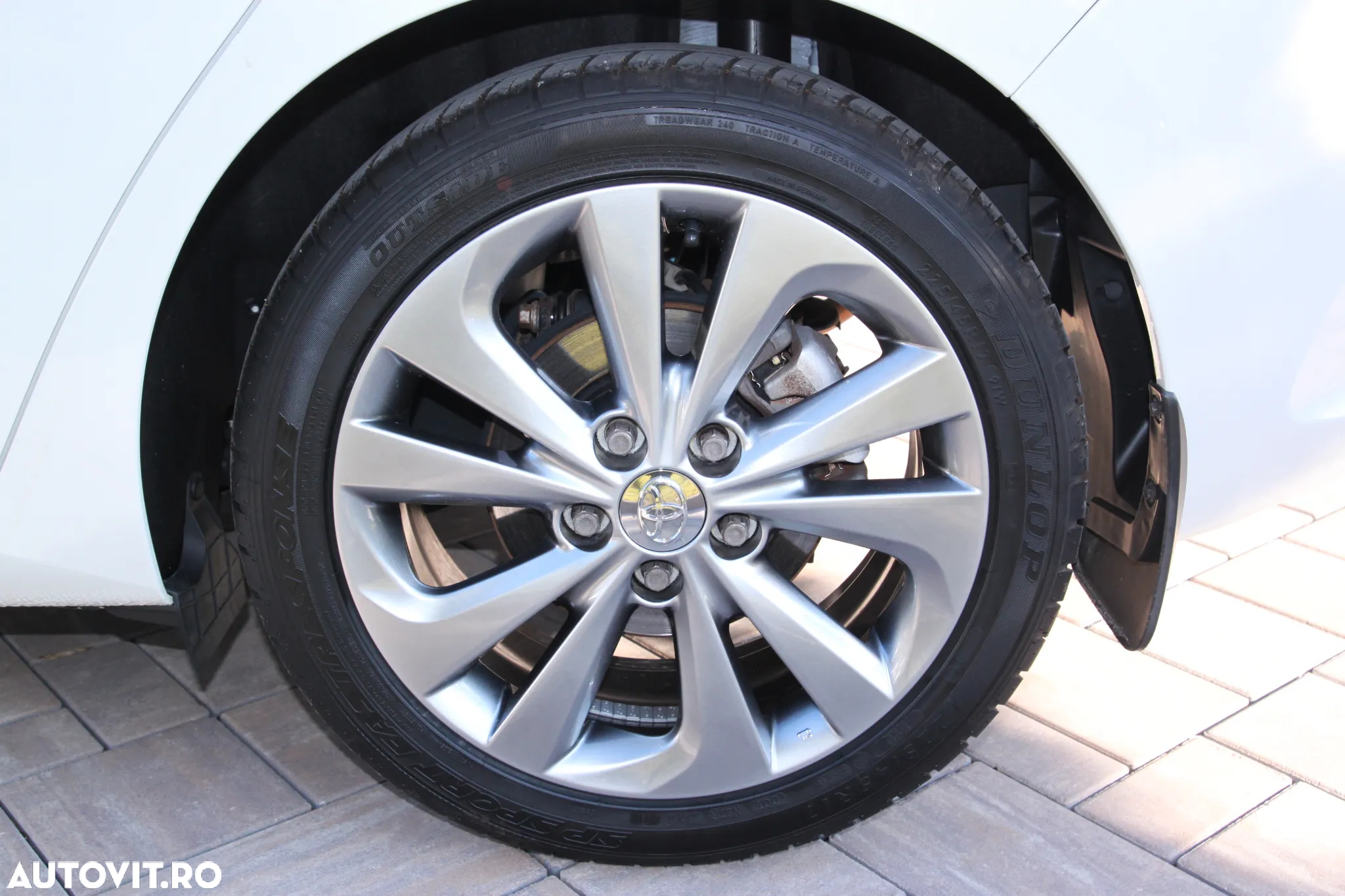 Toyota Auris 1.8 L VVT-i HSD Sol + - 19