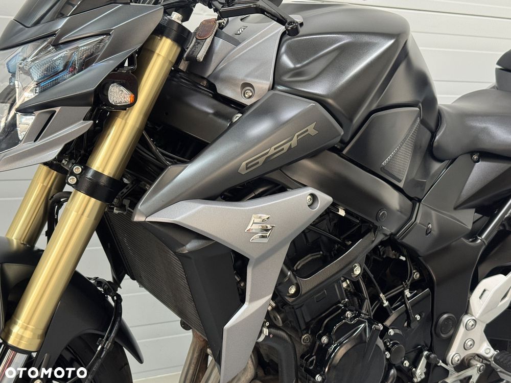 Suzuki GSR - 24