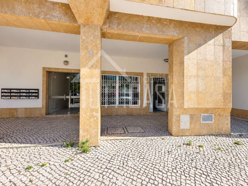 Loja em Carnide com 4 lugares de parqueamento