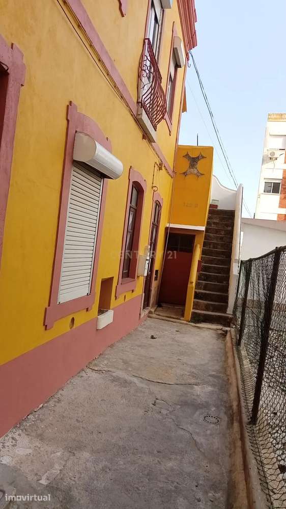 Edifício de dois pisos em pleno coração da cidade ( Montalvão) de Se - Grande imagem: 2/9
