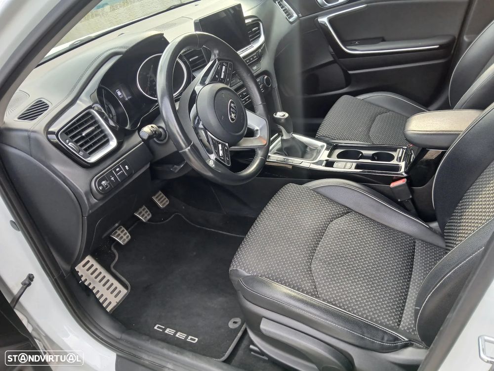 Kia Ceed SW 1.6 CRDi TX+SRF - 9