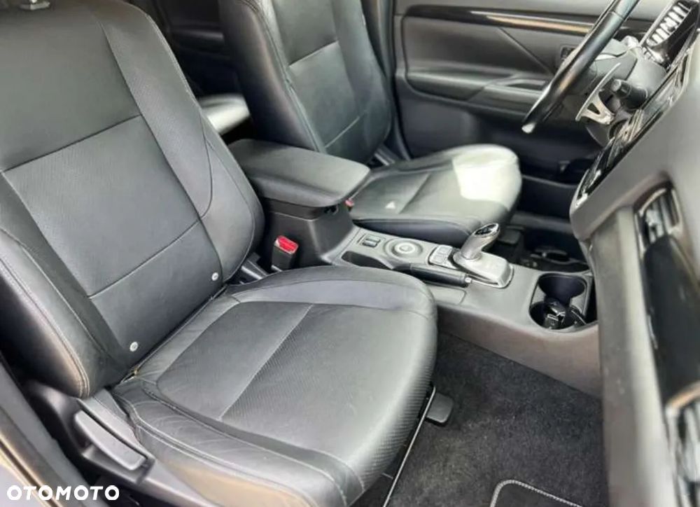 Mitsubishi Outlander 2.0 4WD Top - 25