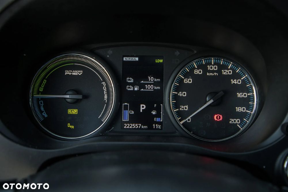 Mitsubishi Outlander Instyle NAVI + - 34