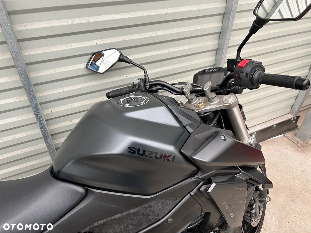 Suzuki GSX - 24