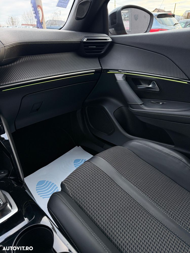 Peugeot 2008 PureTech 130 EAT8 GT Pack - 27