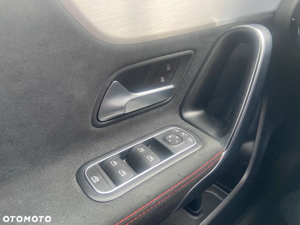 Mercedes-Benz CLA 200 AMG Line 7G-DCT - 17