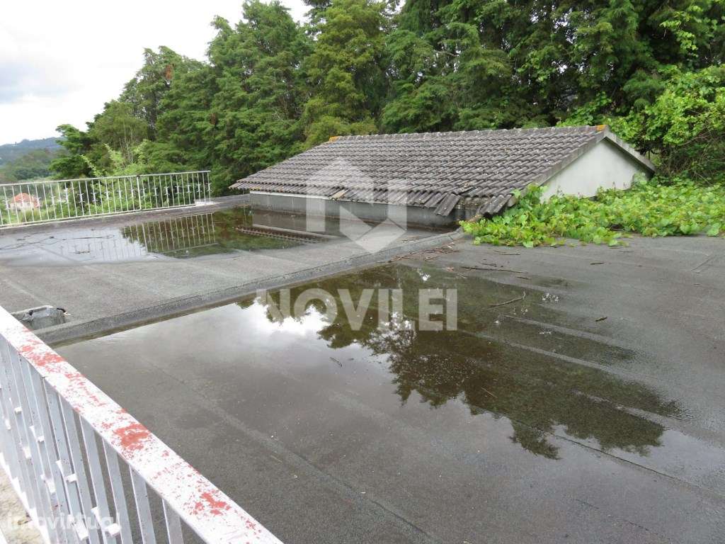 Edifício constituído por moradia (1º andar) e Loja (R/C). - Grande imagem: 5/30