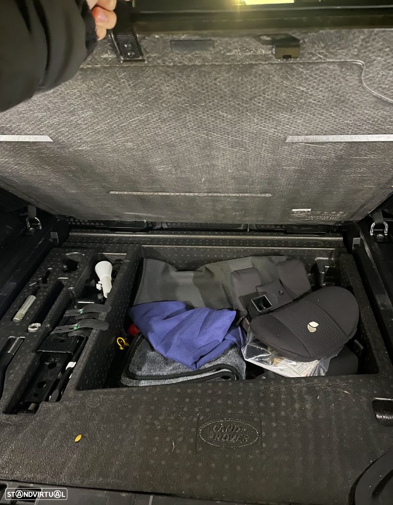 Land Rover Defender 2.0 D 110 AWD HSE - 28