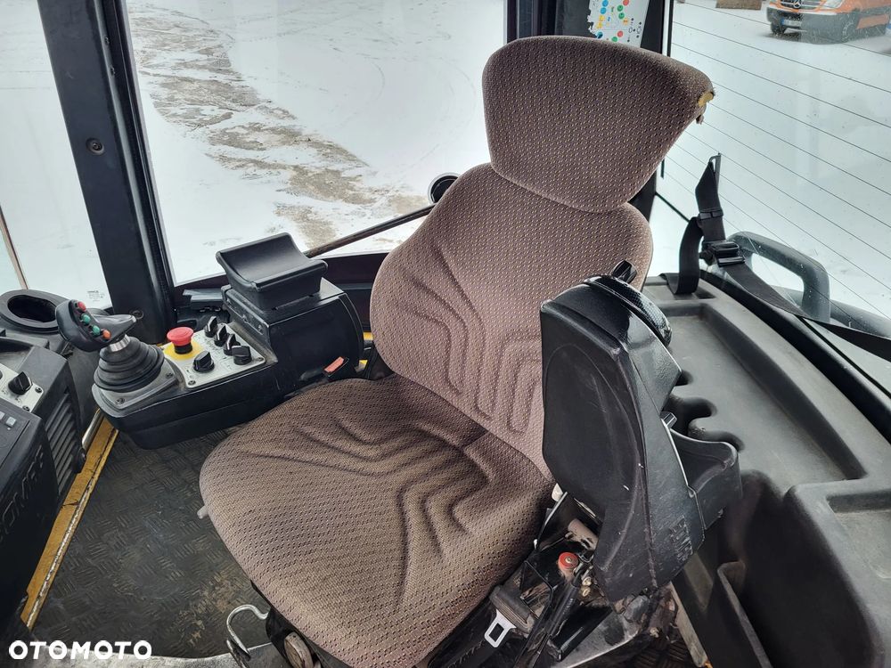 Bomag BW 154 AP 4 AM + rozsypywacz grysu z Niemiec - 12