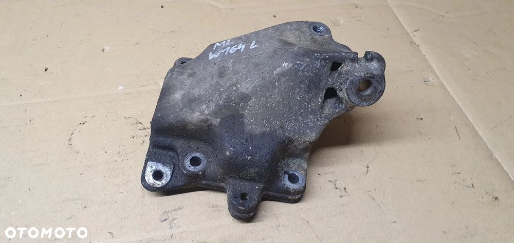 Łapa wspornik silnika Mercedes ML W164 3.0 CDI A2722233104 - 3