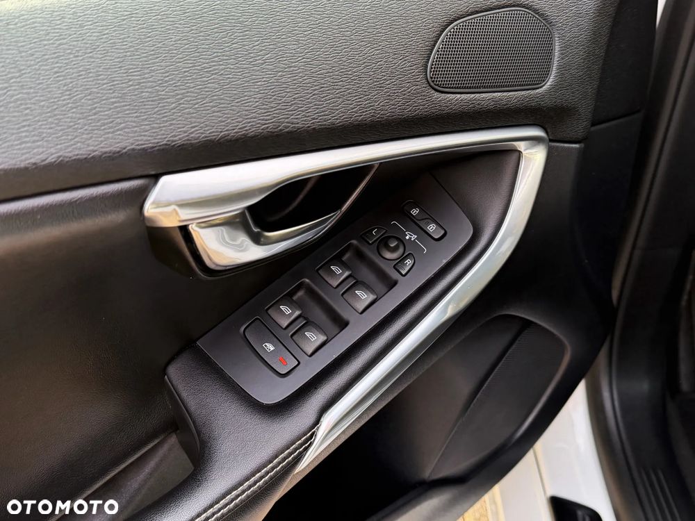 Volvo V40 D2 R Design - 24