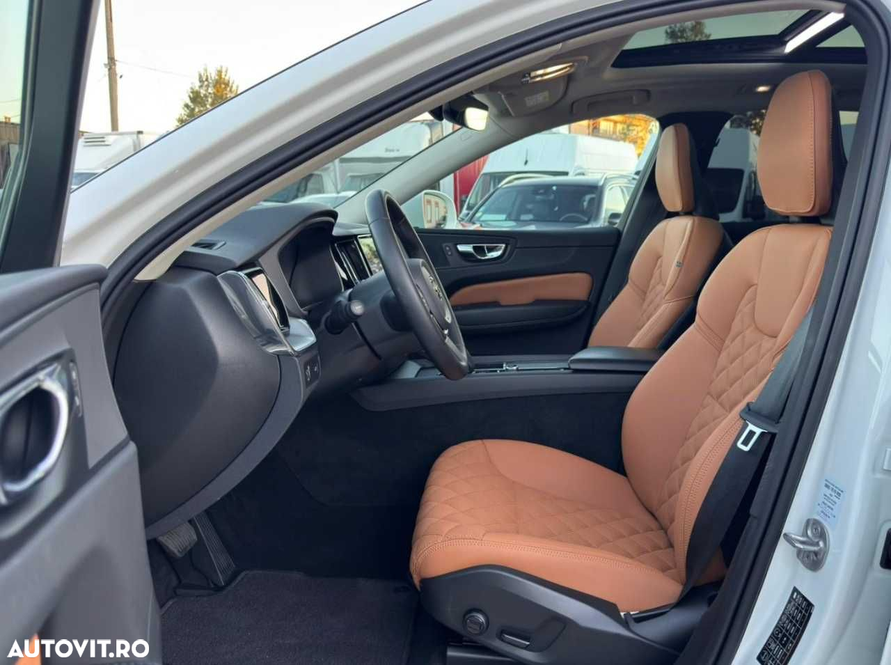 Volvo XC 60 B4 MHEV AT8 FWD Momentum Pro - 16