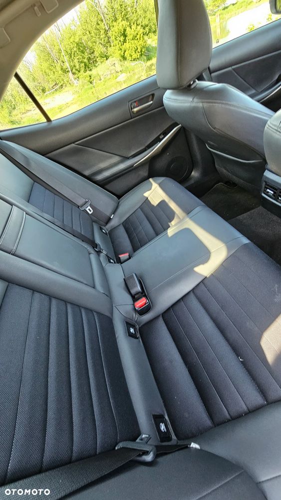 Lexus IS 300h Business Edition - 21