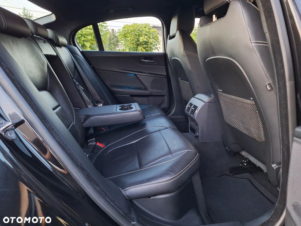 Jaguar XE 20d R-Sport - 34