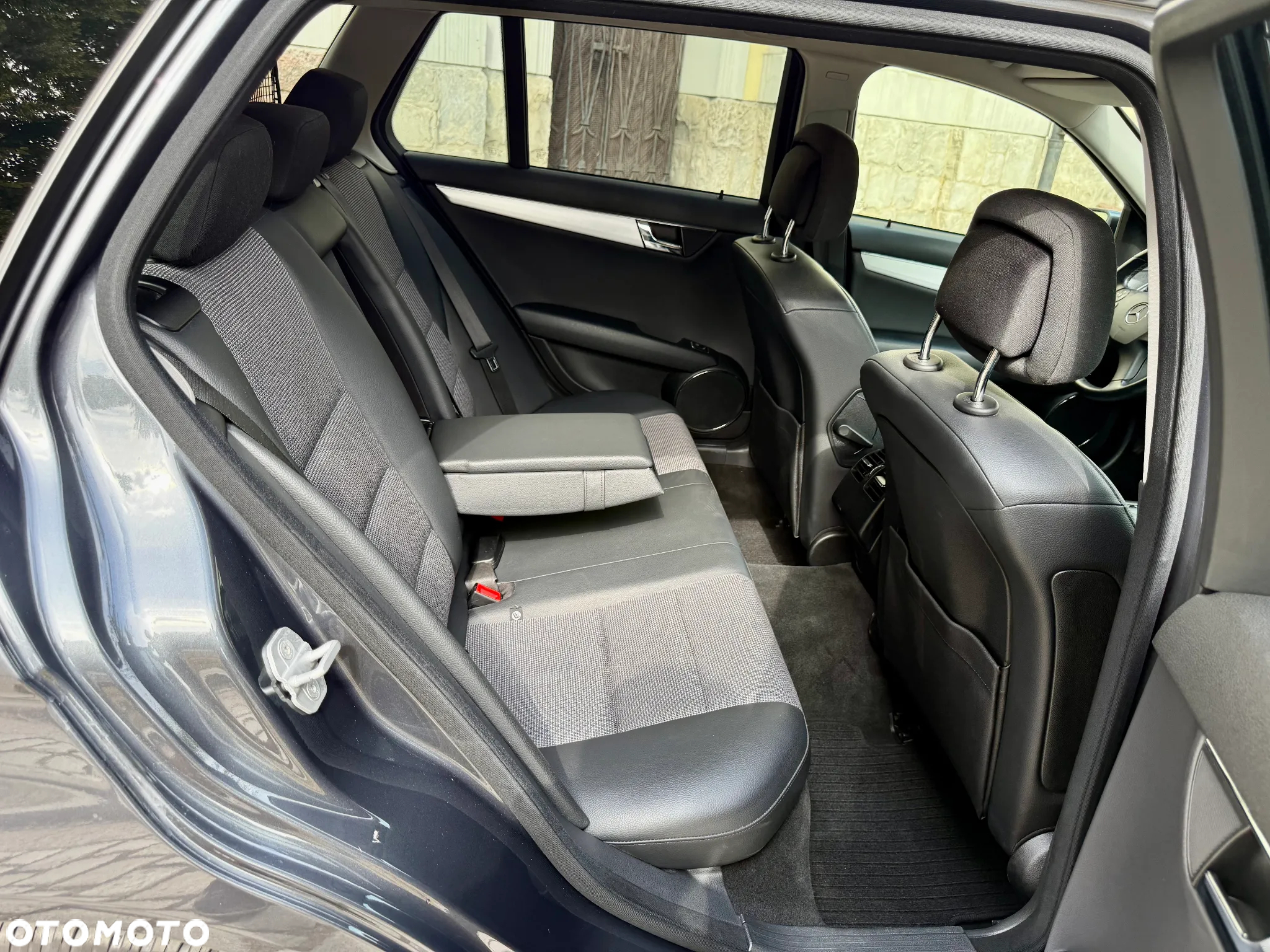 Mercedes-Benz Klasa C 250 CGI T Automatik BlueEFFICIENCY Avantgarde - 27