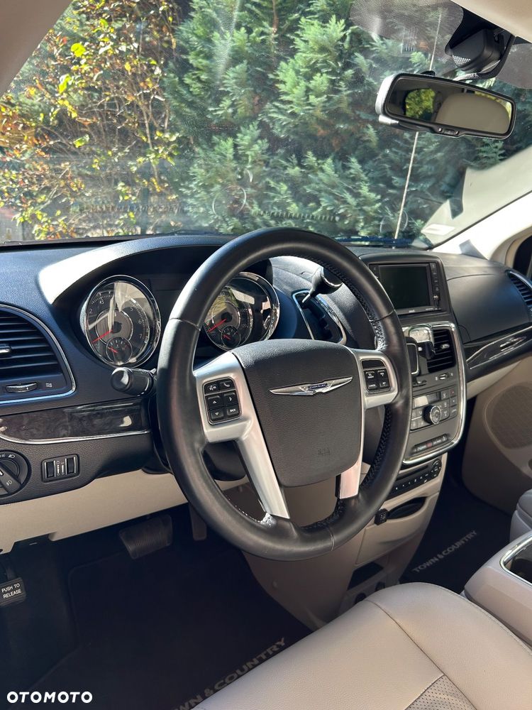 Chrysler Town & Country - 14