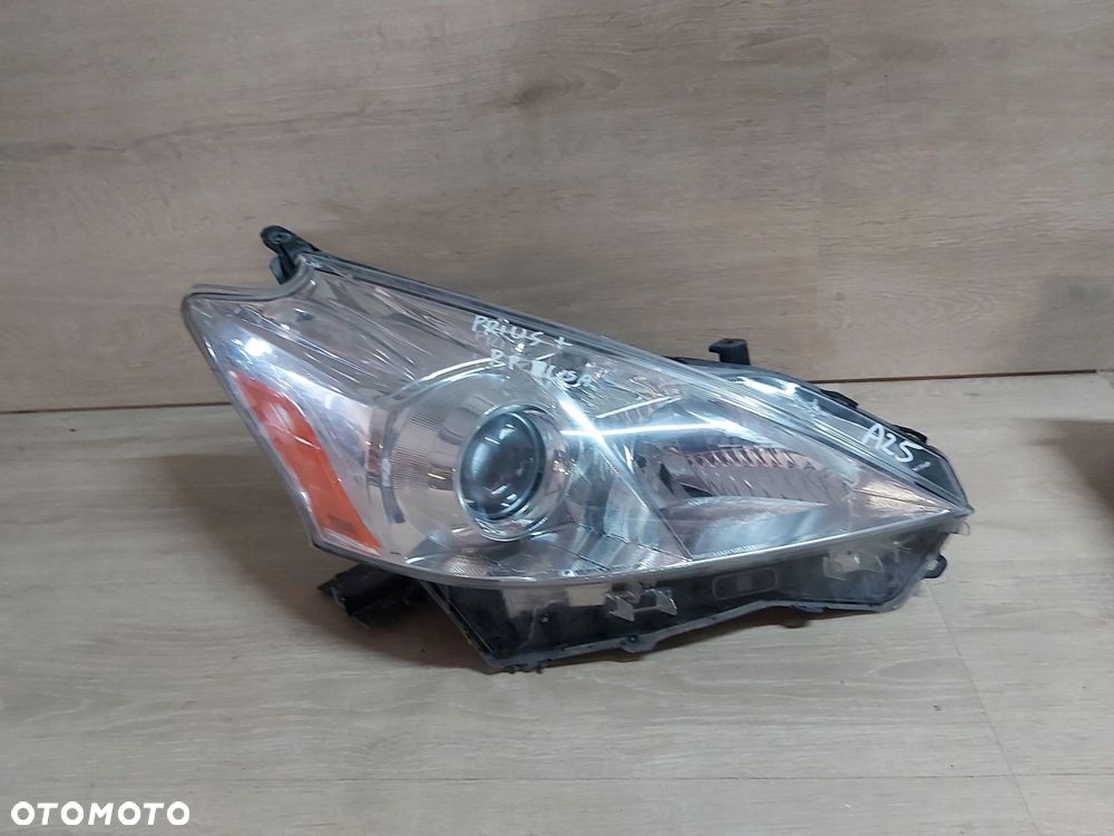 Toyota Prius PLUS lampa prawy przód USA Prius V - 1