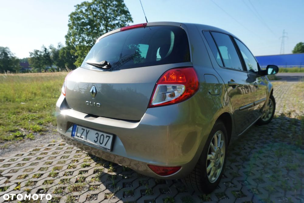 Renault Clio 1.2 16V 75 Expression - 12
