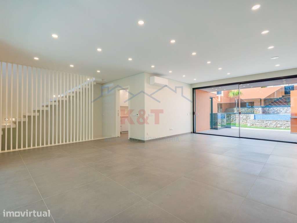 Moradia moderna com 3 quartos, garagem e piscina - Grande imagem: 2/52