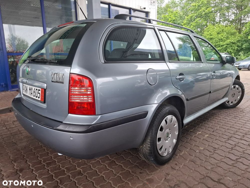 Skoda Octavia 1.6 Combi Ambiente - 10