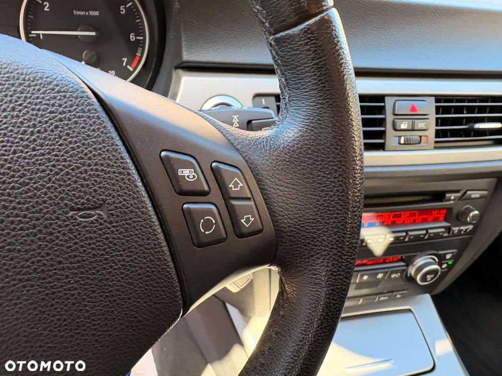 BMW Seria 3 318i Touring - 17