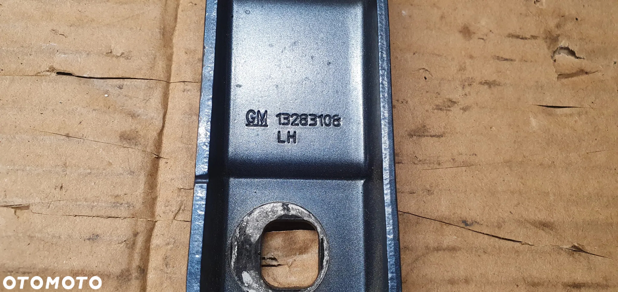 Zawias maski lewy przód Opel Zafira C 13283108 - 5