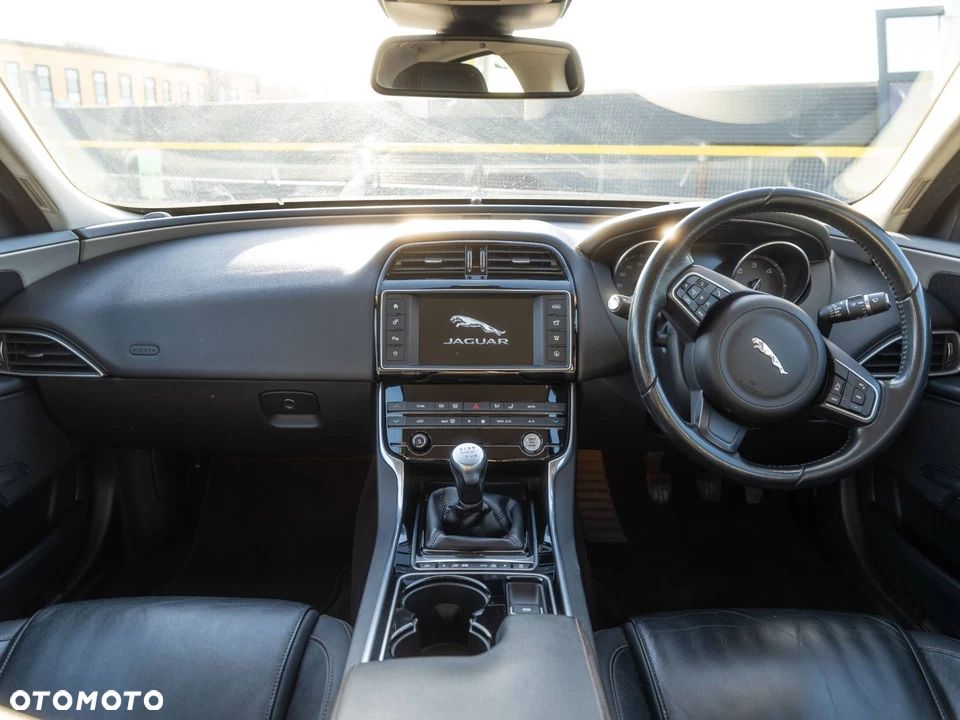 jaguar xe Fotele Skóry Kierownica Przełącznik Zespolony Manetki Taśma Pas Bezpieczeństwa Poduszka Kierowcy Kurtyna Podsufitka Wyświetlacz Radio Nawigacja Karta Nakładka Słupka Lusterko Daszek Słonecznik Gałka Zmiany Biegów - 1