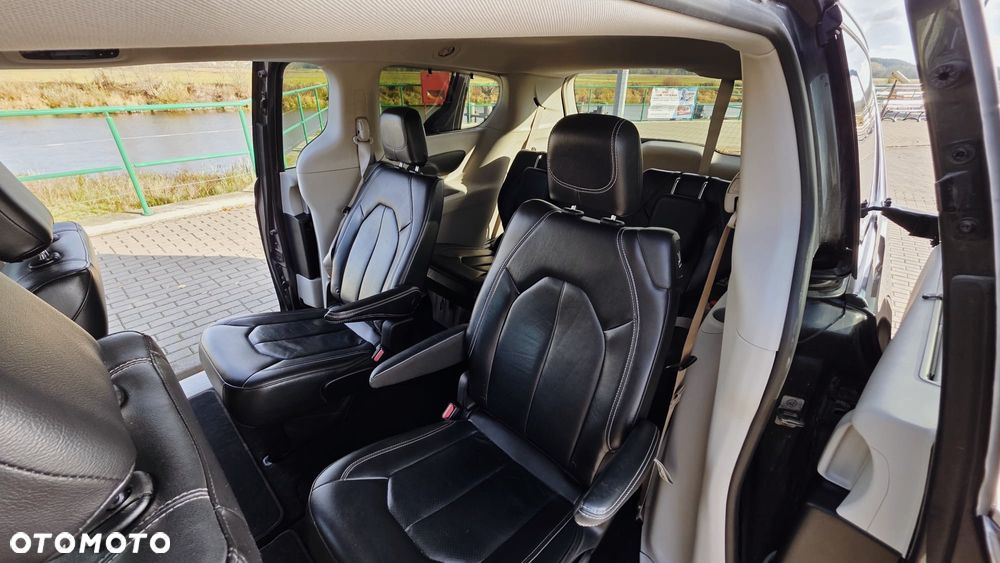 Chrysler Pacifica - 13