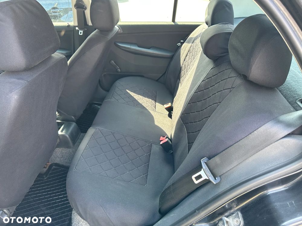 Skoda Fabia 1.2 HTP Sedan Classic - 4
