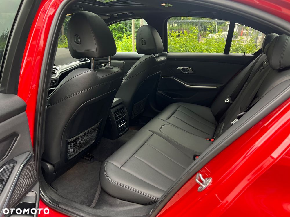 BMW Seria 3 330i xDrive M Sport - 9