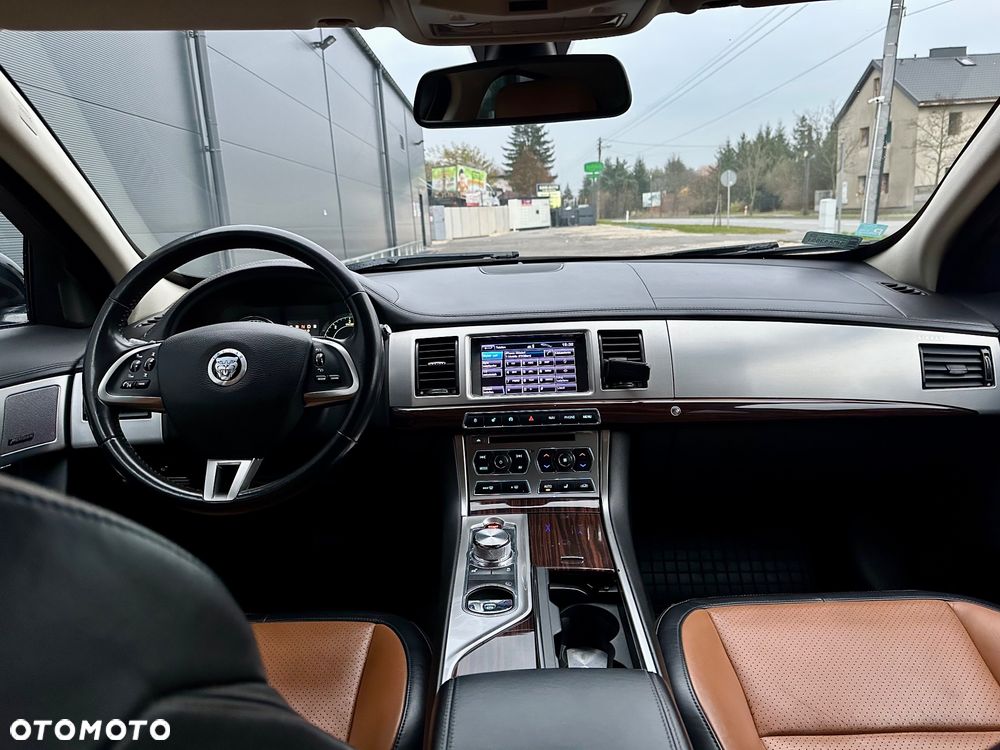 Jaguar XF 2.2 D Luxury - 8