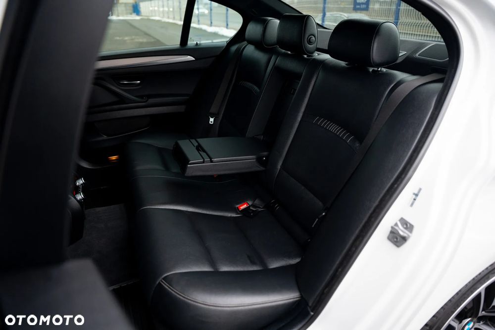 BMW Seria 5 M550d xDrive Sport-Aut - 35