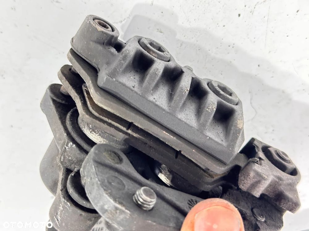 Zacisk pompa przód Suzuki Burgman 125 K5 K6 00-06r. - 7