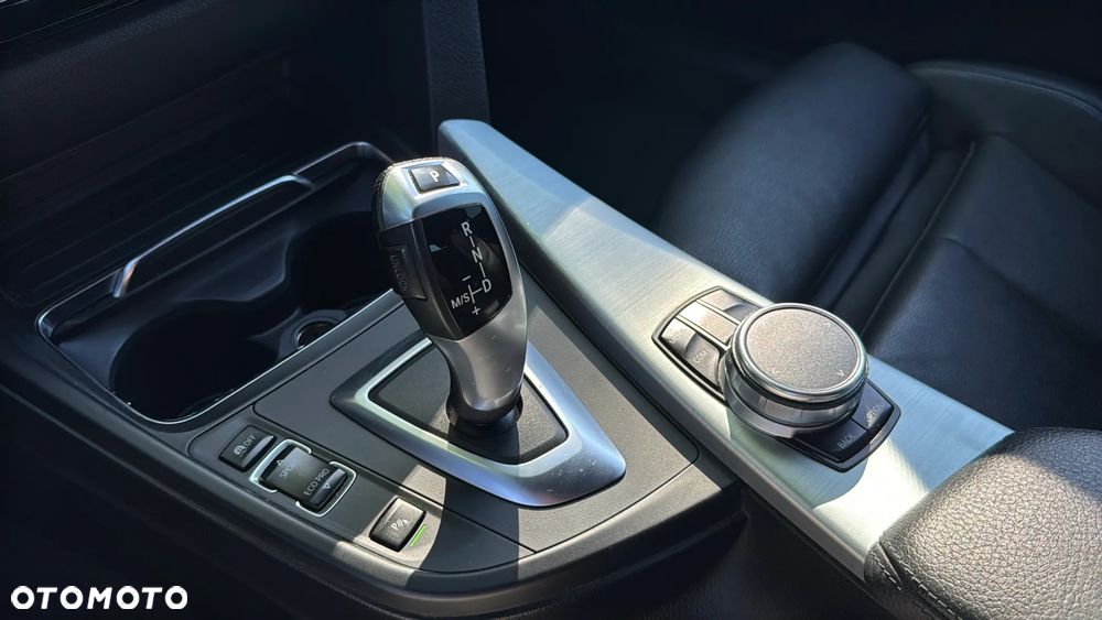 BMW Seria 3 318d Edition M Sport Shadow - 26