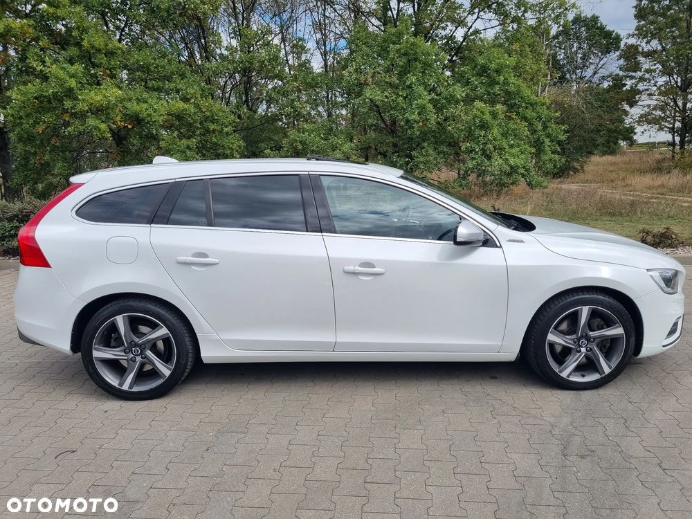 Volvo V60 D6 AWD Plug-in Hybrid R-Design Summum - 10