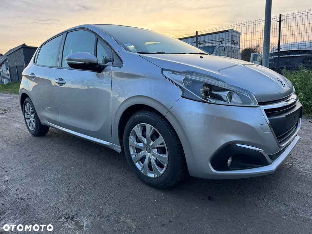 Peugeot 208 - 8