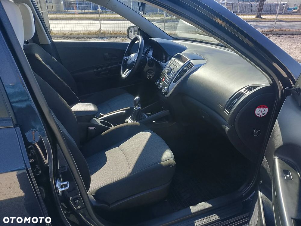Kia Ceed - 11