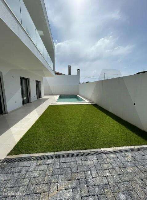 Moradia moderna T4 em Manique na fase final de construção com Piscina - Grande imagem: 2/33