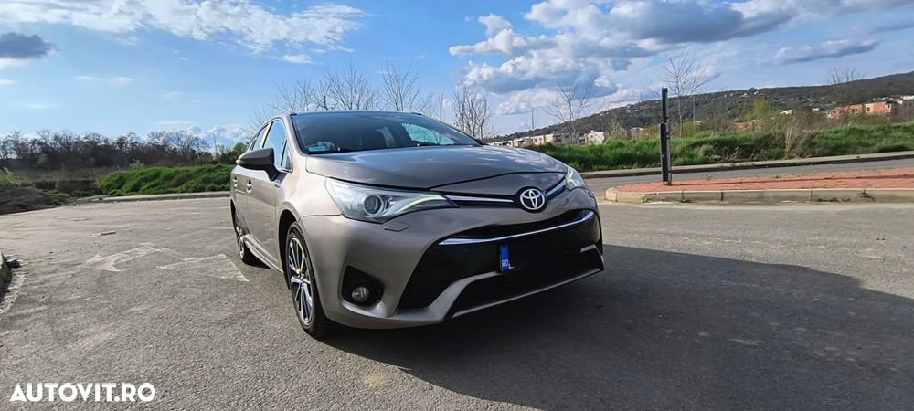 Toyota Avensis 1.6 D-4D Executive Terracotta - 4