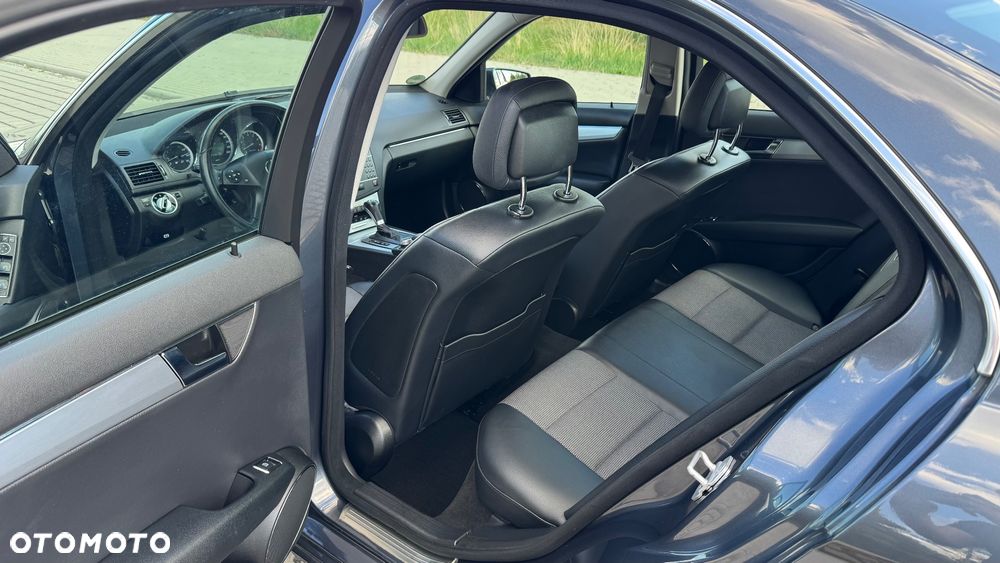 Mercedes-Benz Klasa C 180 CGI Automatik BlueEFFICIENCY Avantgarde - 23