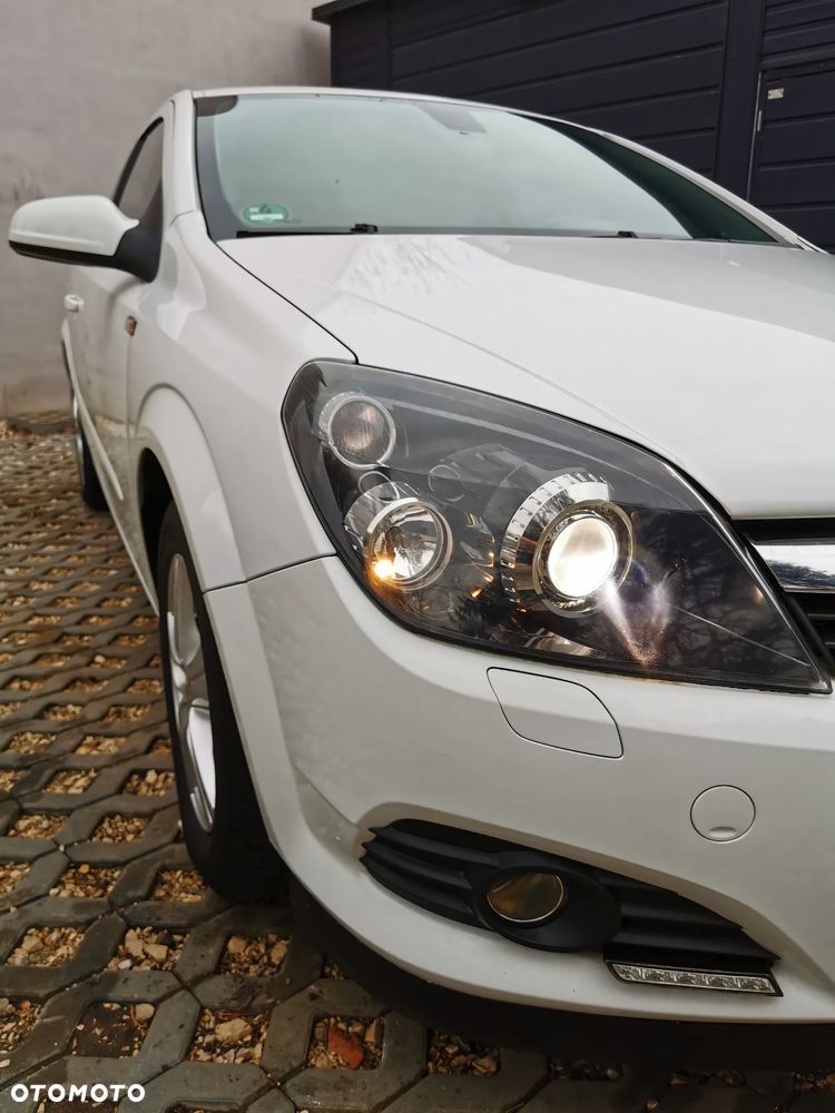 Opel Astra 1.6 Black&White - 26