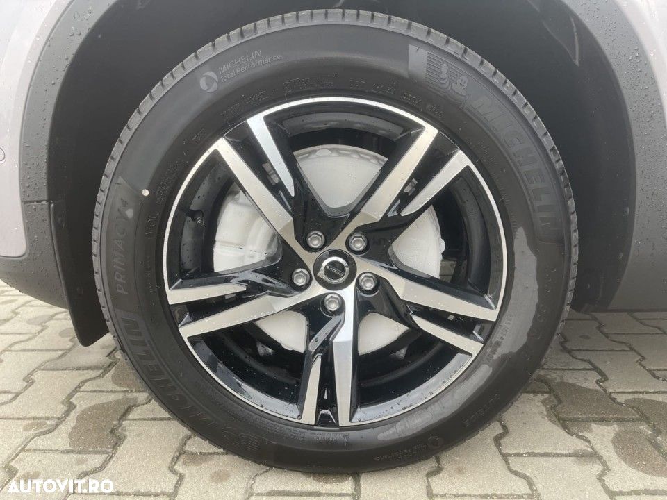Volvo XC 40 B4 AT FWD MHEV Plus Dark - 17