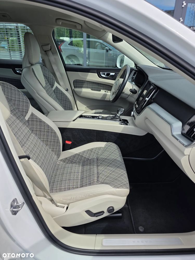 Volvo XC 60 T4 Momentum Pro - 37